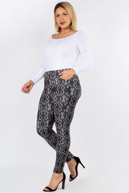 Plus Size Women's Snakeskin Print 5-Pocket Jeggings- Yelete